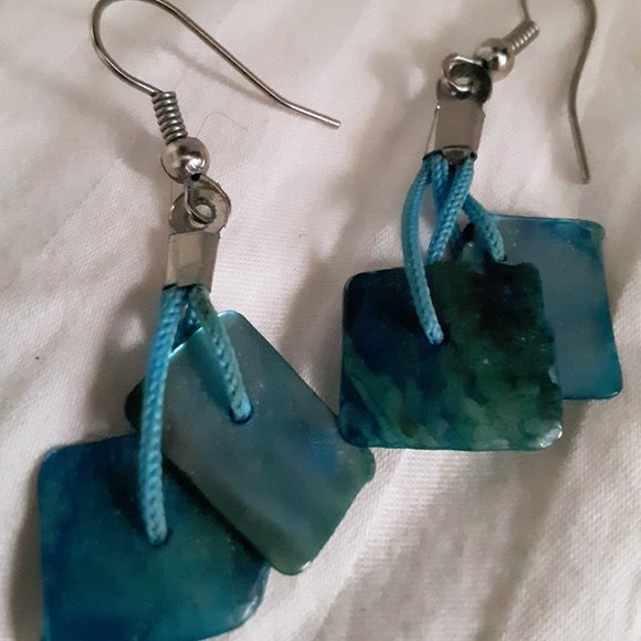 Dyed Blue Shell Necklace and Earrings - Picture 3 of 9